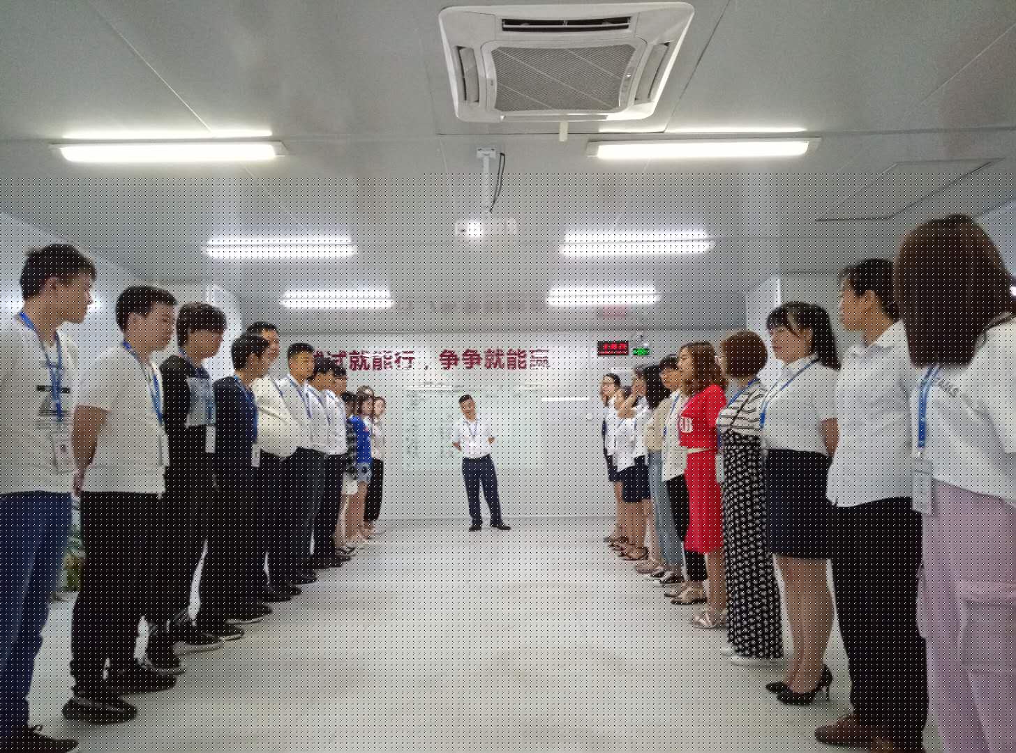 小銘打樣銷(xiāo)售、運(yùn)營(yíng)及一線員工團(tuán)隊(duì)晨會(huì)